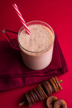 anjeer süt sallamak ya da muzlu süt incir, incir, seçici odak sağlık içecek ile kurutulmuş