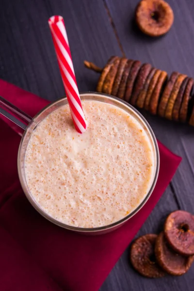 anjeer süt sallamak ya da muzlu süt incir, incir, seçici odak sağlık içecek ile kurutulmuş