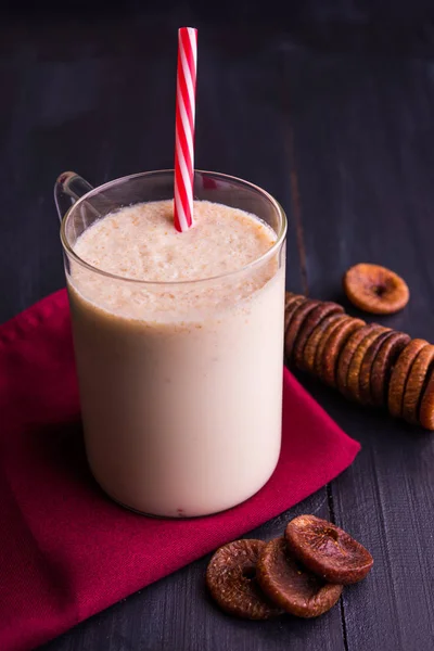 anjeer süt sallamak ya da muzlu süt incir, incir, seçici odak sağlık içecek ile kurutulmuş