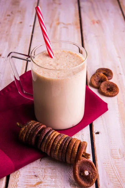 anjeer süt sallamak ya da muzlu süt incir, incir, seçici odak sağlık içecek ile kurutulmuş