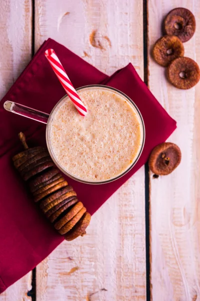 anjeer süt sallamak ya da muzlu süt incir, incir, seçici odak sağlık içecek ile kurutulmuş