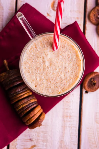 Batido de leite anjeer ou batido de leite de figo, bebida de saúde com figos secados, foco seletivo — Fotografia de Stock