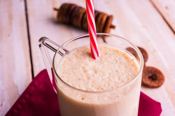 Batido de leite anjeer ou batido de leite de figo, bebida de saúde com figos secados, foco seletivo — Fotografia de Stock