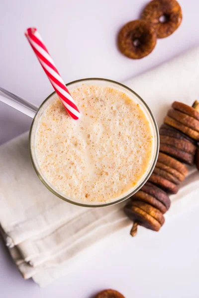 anjeer süt sallamak ya da muzlu süt incir, incir, seçici odak sağlık içecek ile kurutulmuş