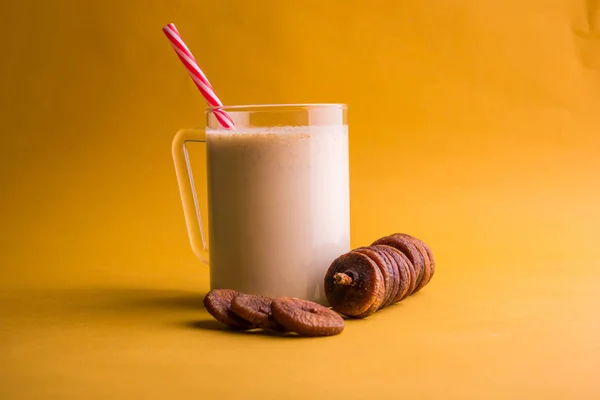 Молочный коктейль или фиговый молочный коктейль, лечебный напиток с сушеным инжиром, избирательный фокус — стоковое фото