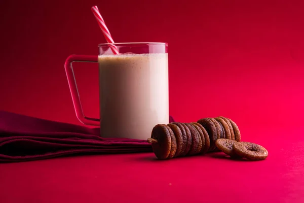 Κούνημα γάλακτος Anjeer ή σύκο μιλκ σέικ, ποτό για την υγεία με αποξηραμένα σύκα, επιλεκτική εστίαση — Φωτογραφία Αρχείου