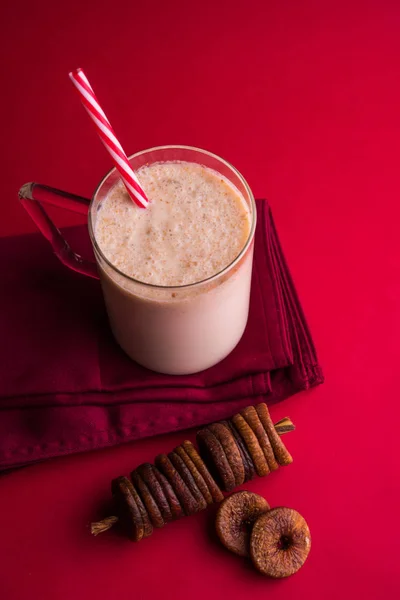 Batido de leite anjeer ou batido de leite de figo, bebida de saúde com figos secados, foco seletivo — Fotografia de Stock