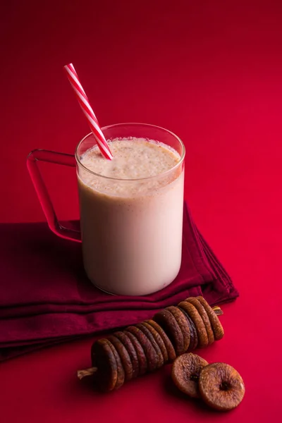 Κούνημα γάλακτος Anjeer ή σύκο μιλκ σέικ, ποτό για την υγεία με αποξηραμένα σύκα, επιλεκτική εστίαση — Φωτογραφία Αρχείου