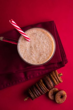 anjeer süt sallamak ya da muzlu süt incir, incir, seçici odak sağlık içecek ile kurutulmuş