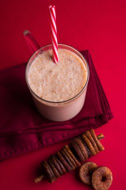 anjeer süt sallamak ya da muzlu süt incir, incir, seçici odak sağlık içecek ile kurutulmuş