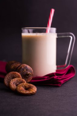 anjeer süt sallamak ya da muzlu süt incir, incir, seçici odak sağlık içecek ile kurutulmuş