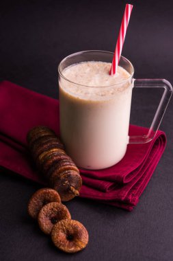 anjeer süt sallamak ya da muzlu süt incir, incir, seçici odak sağlık içecek ile kurutulmuş