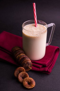 anjeer süt sallamak ya da muzlu süt incir, incir, seçici odak sağlık içecek ile kurutulmuş