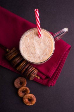 anjeer süt sallamak ya da muzlu süt incir, incir, seçici odak sağlık içecek ile kurutulmuş