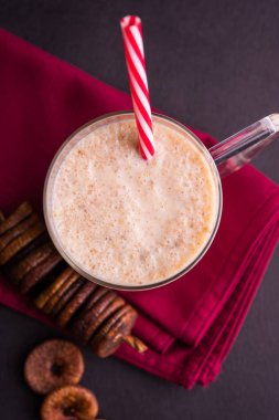 anjeer süt sallamak ya da muzlu süt incir, incir, seçici odak sağlık içecek ile kurutulmuş