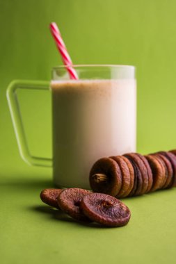 anjeer süt sallamak ya da muzlu süt incir, incir, seçici odak sağlık içecek ile kurutulmuş