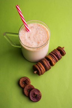 anjeer süt sallamak ya da muzlu süt incir, incir, seçici odak sağlık içecek ile kurutulmuş