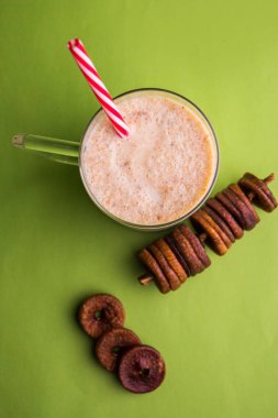 anjeer süt sallamak ya da muzlu süt incir, incir, seçici odak sağlık içecek ile kurutulmuş