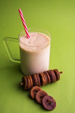 anjeer süt sallamak ya da muzlu süt incir, incir, seçici odak sağlık içecek ile kurutulmuş