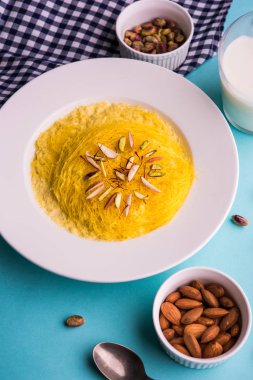 Hint tatlı Alman sutarfeni veya sutar feni veya firni veya seviyan veya parçalanmış, laccha, lapa lapa-pirinç-pamuk helva, fıstık ve badem ile oluşturmak için erimiş şeker ile harmanlanmış ghee içinde kavrulmuş un