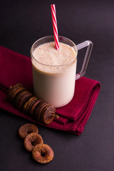 Batido de leite anjeer ou batido de leite de figo, bebida de saúde com figos secados, foco seletivo — Fotografia de Stock