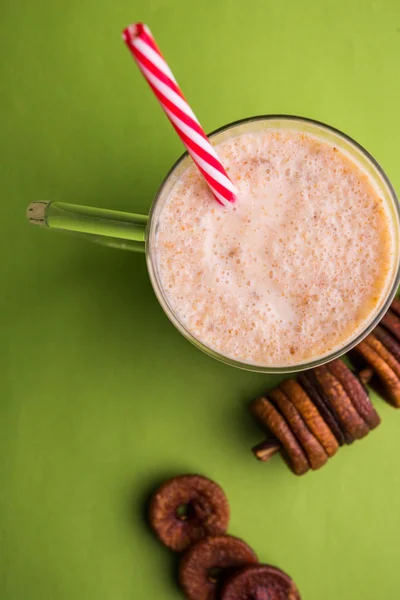 Batido de leite anjeer ou batido de leite de figo, bebida de saúde com figos secados, foco seletivo — Fotografia de Stock