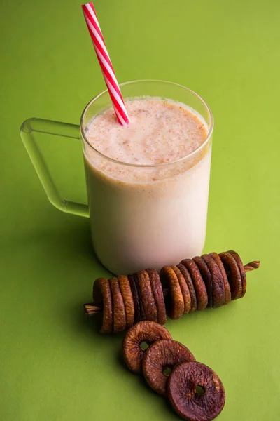 Batido de leche anjeer o batido de leche de higo, bebida saludable con higos secos, enfoque selectivo —  Fotos de Stock