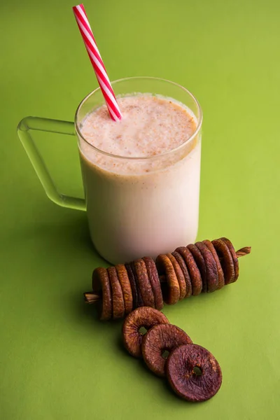 Batido de leite anjeer ou batido de leite de figo, bebida de saúde com figos secados, foco seletivo — Fotografia de Stock