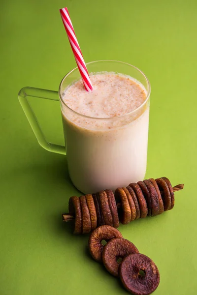 Batido de leite anjeer ou batido de leite de figo, bebida de saúde com figos secados, foco seletivo — Fotografia de Stock