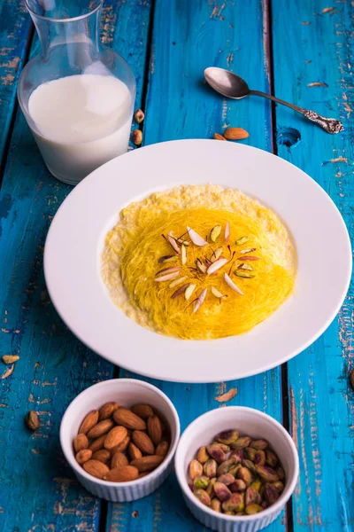 Hint tatlı Alman sutarfeni veya sutar feni veya firni veya seviyan veya parçalanmış, laccha, lapa lapa-pirinç-pamuk helva, fıstık ve badem ile oluşturmak için erimiş şeker ile harmanlanmış ghee içinde kavrulmuş un