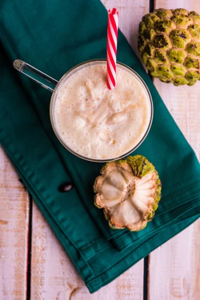 Crème anglaise milk shake aux pommes. Pâte à crème de pomme ou de sitafal mélangée avec du lait. milkshake sitafal — Photo