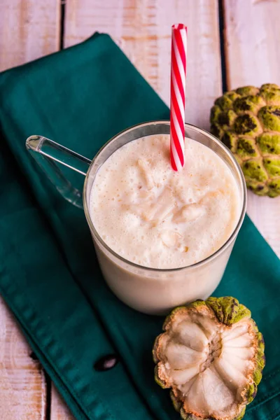 Custardappel milkshake. Custardappel of sitafal pulp vermengd met melk. sitafal milkshake — Stockfoto