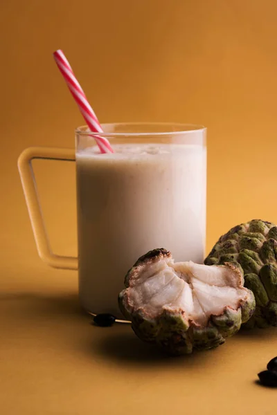 Vaniljsås äpple milkshake. Vaniljsås äpple eller sitafal massa blandas med mjölk. sitafal milkshake — Stockfoto