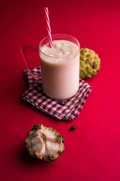 Vaniljsås äpple milkshake. Vaniljsås äpple eller sitafal massa blandas med mjölk. sitafal milkshake — Stockfoto