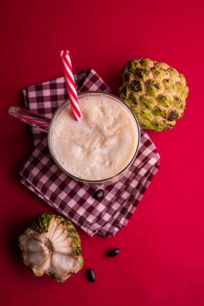 Vaniljsås äpple milkshake. Vaniljsås äpple eller sitafal massa blandas med mjölk. sitafal milkshake — Stockfoto