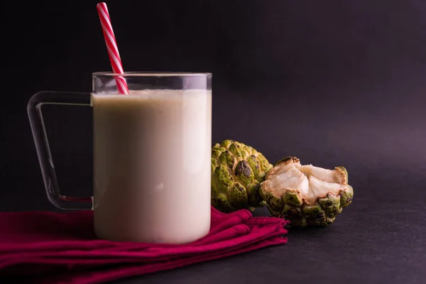 Vaniljsås äpple milkshake. Vaniljsås äpple eller sitafal massa blandas med mjölk. sitafal milkshake — Stockfoto