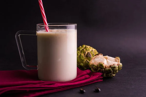 Vaniljsås äpple milkshake. Vaniljsås äpple eller sitafal massa blandas med mjölk. sitafal milkshake — Stockfoto