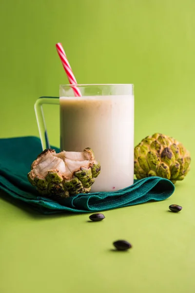 Vaniljsås äpple milkshake. Vaniljsås äpple eller sitafal massa blandas med mjölk. sitafal milkshake — Stockfoto