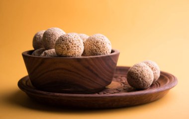 Cholai ke laddo veya Rajgira laddu veya kase veya plaka içinde solmayan çiçek gidecektir