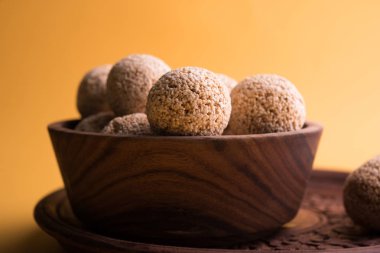 Cholai ke laddo veya Rajgira laddu veya kase veya plaka içinde solmayan çiçek gidecektir