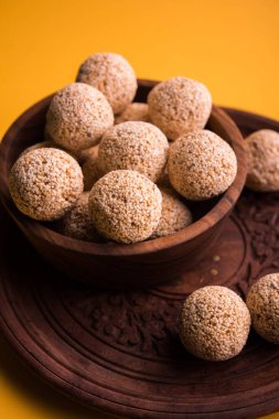 Cholai ke laddo veya Rajgira laddu veya kase veya plaka içinde solmayan çiçek gidecektir