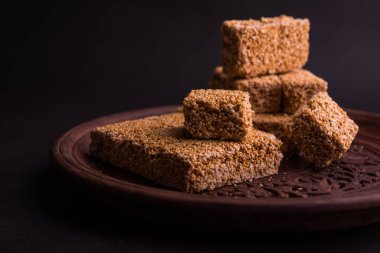 Cholai ki chikki veya Rajgira chikki veya solmayan çiçek chikki veya pasta veya çubuk