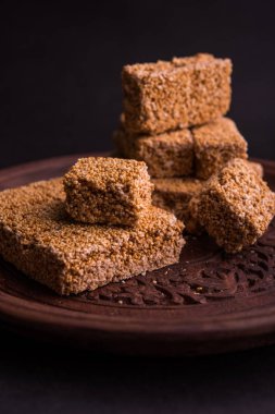 Cholai ki chikki veya Rajgira chikki veya solmayan çiçek chikki veya pasta veya çubuk