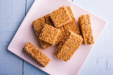 Cholai ki chikki veya Rajgira chikki veya solmayan çiçek chikki veya pasta veya çubuk