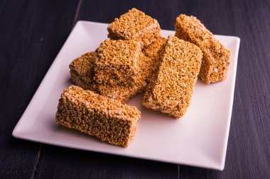 Cholai ki chikki veya Rajgira chikki veya solmayan çiçek chikki veya pasta veya çubuk
