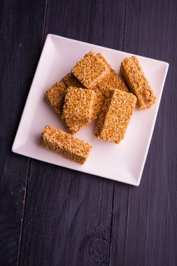 Cholai ki chikki veya Rajgira chikki veya solmayan çiçek chikki veya pasta veya çubuk