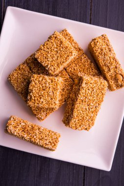 Cholai ki chikki veya Rajgira chikki veya solmayan çiçek chikki veya pasta veya çubuk