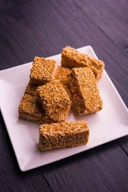 Cholai ki chikki veya Rajgira chikki veya solmayan çiçek chikki veya pasta veya çubuk
