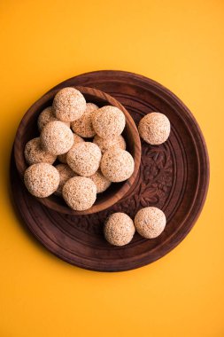 Cholai ke laddo veya Rajgira laddu veya kase veya plaka içinde solmayan çiçek gidecektir