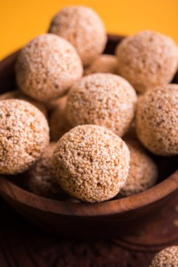 Cholai ke laddo veya Rajgira laddu veya kase veya plaka içinde solmayan çiçek gidecektir